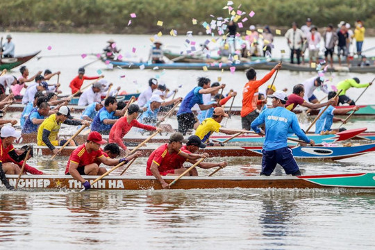 10.000 người về làng gốm Thanh Hà xem đua thuyền trên sông Thu Bồn