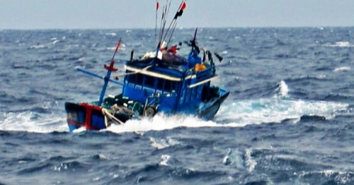 Tìm kiếm tàu cá cùng 5 ngư dân mất liên lạc trên biển