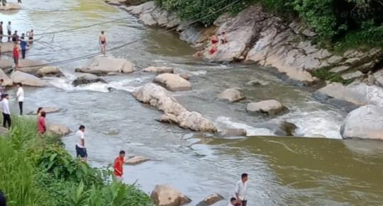 Vợ chồng du khách trẻ bị nước cuốn khi chụp ảnh suối ở Sa Pa