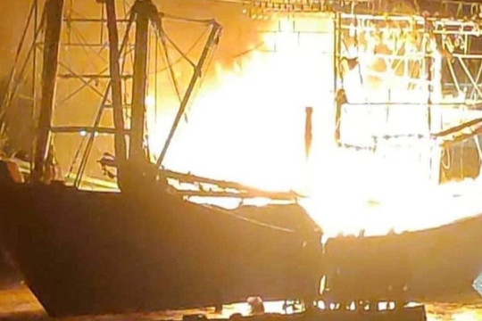 Tàu cá bốc cháy dữ dội trong đêm