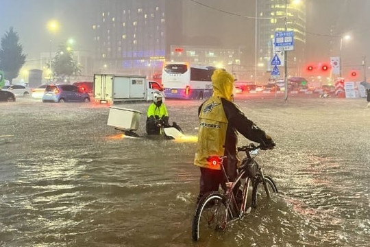 Hàn Quốc chứng kiến trận mưa lớn nhất trong hơn 80 năm, Seoul chìm trong biển nước