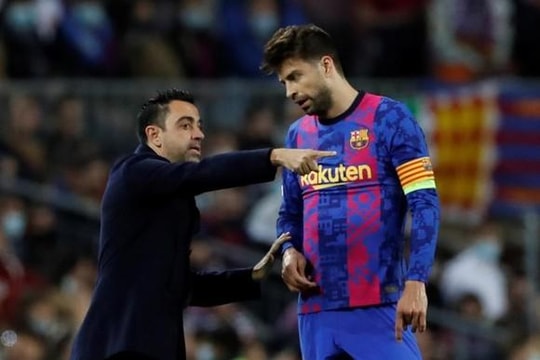 Pique đề nghị chơi miễn phí, Barca từ chối