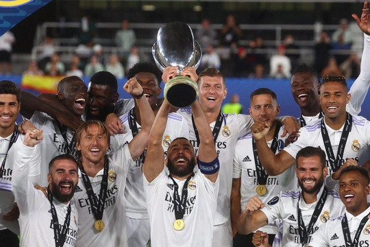 Giành Siêu Cúp châu Âu, HLV Ancelotti và Benzema cùng lập kỷ lục ấn tượng