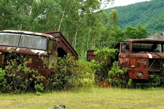 "Nghĩa địa" ôtô, máy móc tại mỏ khoáng sản bị dừng triển khai ở Hà Tĩnh
