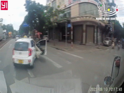 Xe taxi đóng cửa không chặt, khiến người phụ nữ ngã lăn giữa đường