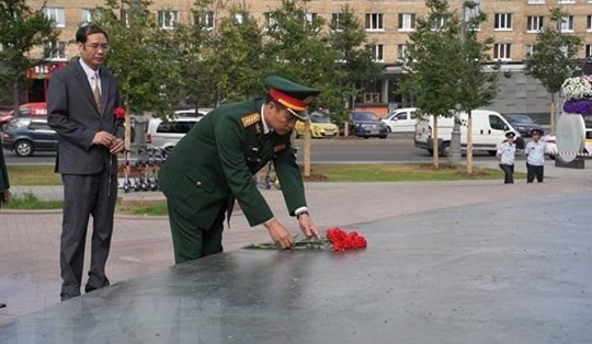 Đoàn QĐND Việt Nam tham gia Army Games 2022 dâng hoa tại tượng đài Bác Hồ ở Moscow