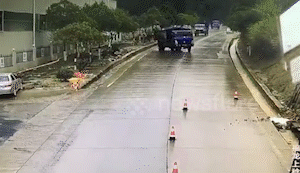 Vụ tai nạn kỳ lạ trên đường Trung Quốc được camera an ninh ghi lại