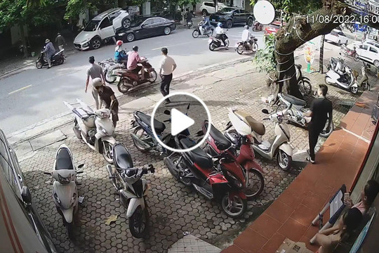 Lùi thẳng lên nóc xe BMW nam tài xế mất kiểm soát chèn lên xe máy chở 3 người ở Thanh Hóa