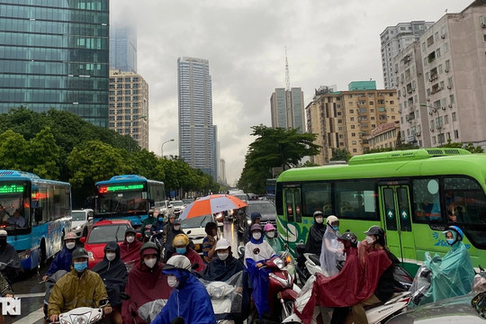 Hình ảnh giao thông ùn tắc kinh hoàng, kéo dài 2km do mưa ngập ở Hà Nội