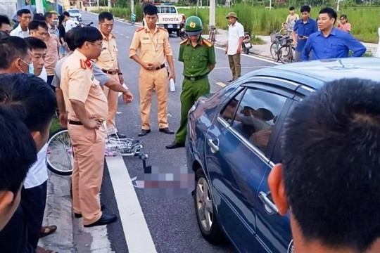 Ô tô tập lái đâm xe đạp, cháu bé 3 tuổi tử vong thương tâm