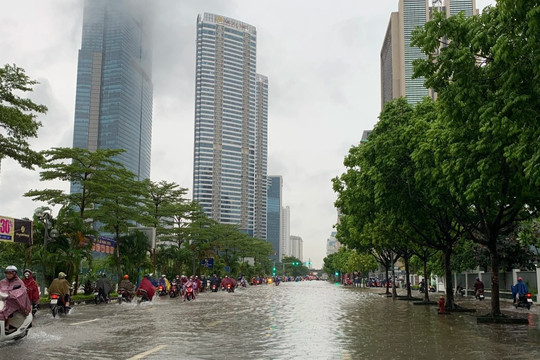 Đường phố Hà Nội thành sông sau trận mưa suốt đêm