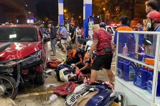 Ô tô 'càn quét' cây xăng ở Hà Nội, nhiều người bị thương