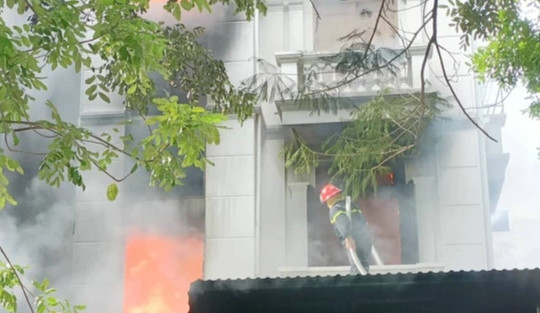 Ngôi nhà 3 tầng cháy dữ dội, một chiến sĩ cứu hỏa bị thương
