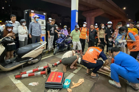 Hiện trường vụ ô tô tông nhiều người trong cây xăng ở Hà Nội