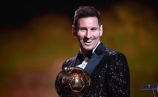 Tranh cãi Messi trượt đề cử Quả bóng vàng, Ronaldo 18 năm liên tục góp mặt