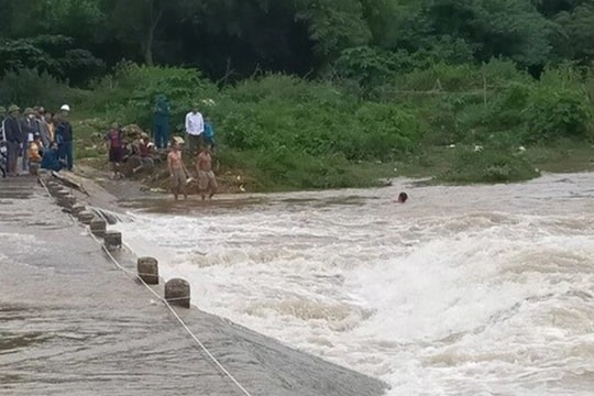 Chạy xe đạp qua ngầm tràn, bị lũ cuốn trôi ra sông Hồng