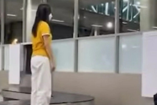 Thêm một nữ hành khách nhảy nhót, quay clip trên băng chuyền ở sân bay