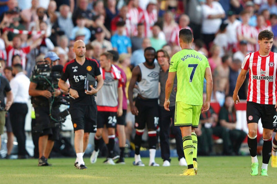Phản ứng của Ronaldo, Maguire sau khi Man Utd thảm bại trước Brentford