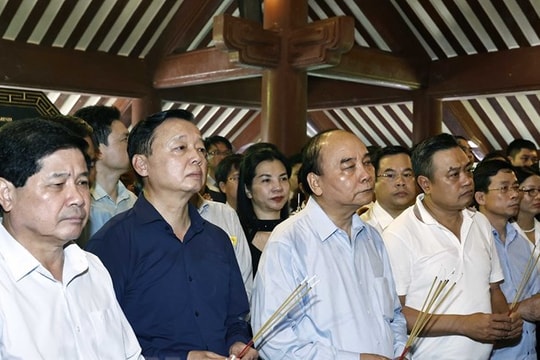 Chủ tịch nước dâng hương tưởng nhớ Chủ tịch Hồ Chí Minh