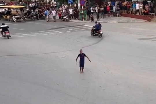 Nam thanh niên nghi ngáo đá cầm hung khí gây náo loạn đường phố