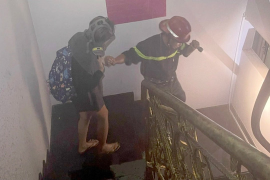 TPHCM: Cảnh sát giải cứu nhiều người trong nhà cao tầng bốc cháy