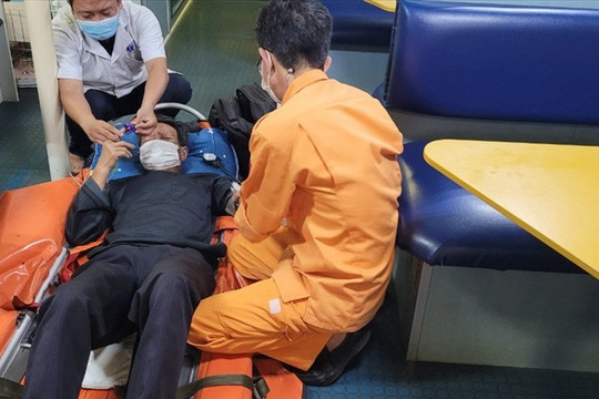 Đà Nẵng: Cấp cứu thành công bệnh nhân nguy kịch trên biển