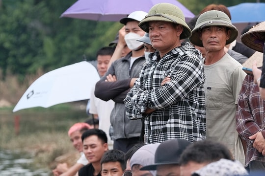 Hàng trăm người đứng kín bờ sông tìm cô gái Hà Nội mất tích hơn một tháng