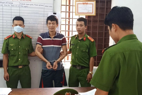 Bắt tạm giam kẻ cầm cuốc xông vào cướp tiệm vàng ở Quảng Nam