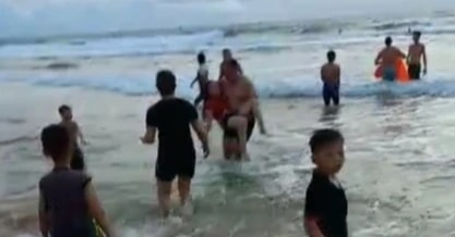 Người đàn ông qua đời sau khi dũng cảm bơi ra biển cứu 5 người