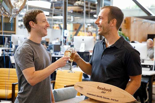 ‘Cánh tay phải’ mới của Mark Zuckerberg hiếm khi dùng Facebook, Instagram