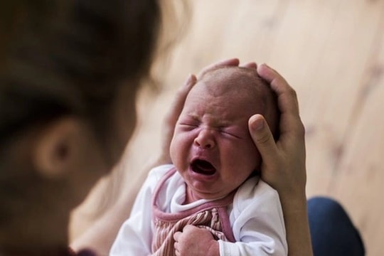 5 kiểu người tuyệt đối không được "đón tay" trẻ vừa chào đời, kiểu số 2 là hay gặp nhất!