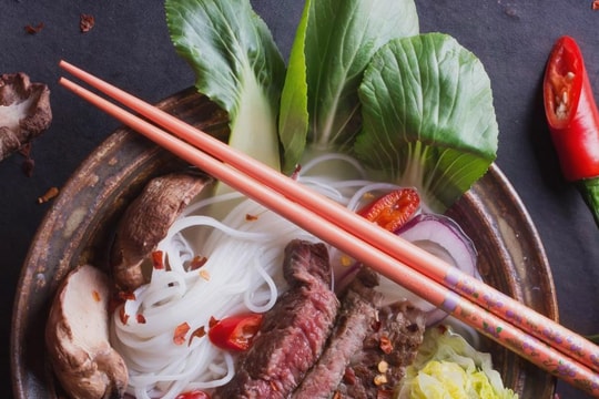 Việt Nam: Điểm đến tốt nhất thế giới cho du khách muốn "ăn thật nhiều" nhưng "giá thật mềm"