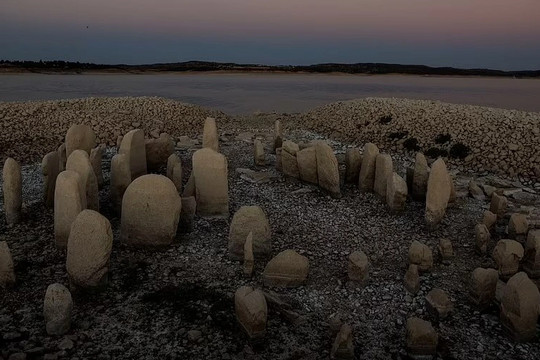 Lộ diện vòng tròn đá 2.000 năm tuổi trong cơn hạn hán
