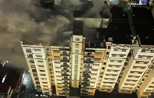 Giải cứu 7 người trong vụ cháy chung cư 13 tầng ở Hà Nội