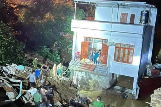 3 căn nhà sụt xuống sông trong đêm mưa lớn