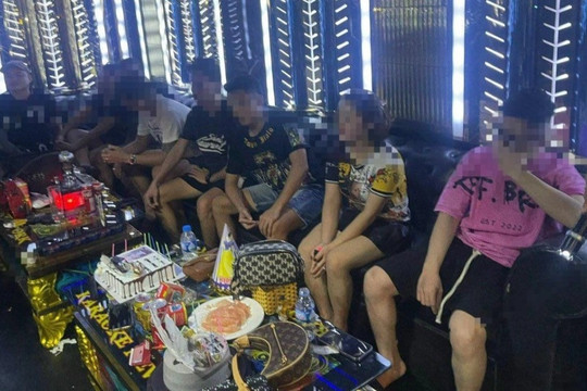 Hà Nội: 19 nam, nữ bay lắc trong quán karaoke "đang sửa chữa"