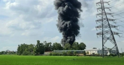 Kho xưởng ở Hà Nội bốc cháy ngùn ngụt, cột khói bốc cao hàng trăm mét