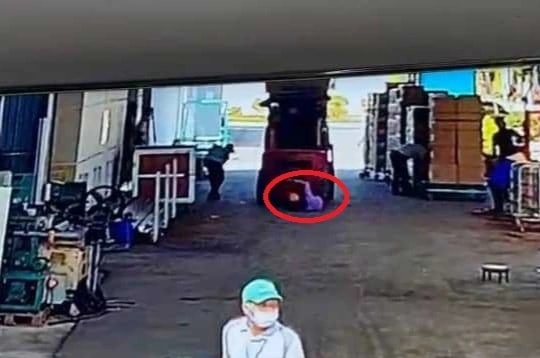 Nữ công nhân bị xe nâng lùi trúng, tử vong