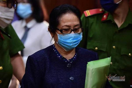 Bà Dương Thị Bạch Diệp nhập viện, phiên tòa phải tạm hoãn