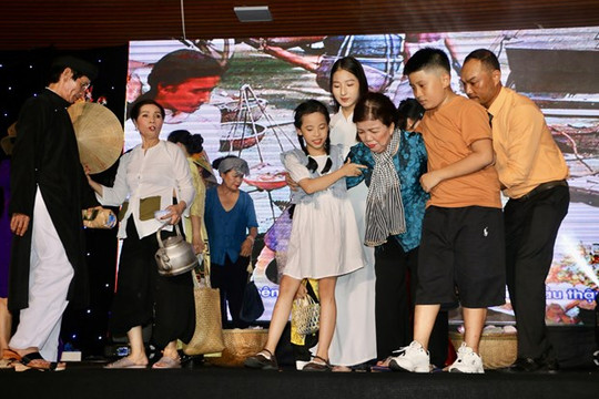 Thướt tha tà áo dài của các diễn viên không chuyên chợ Đông Ba (Thừa Thiên - Huế)