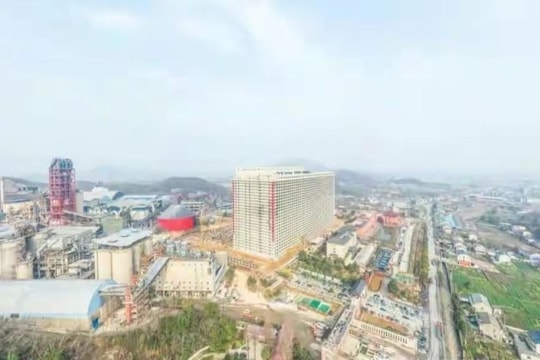 Lo thiếu thịt, Trung Quốc xây ‘khách sạn lợn’ cao 26 tầng