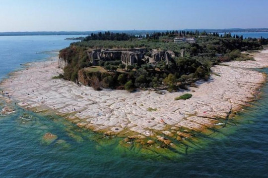 Hồ Garda nổi tiếng ở Italy trơ bãi đá ngầm do hạn hán
