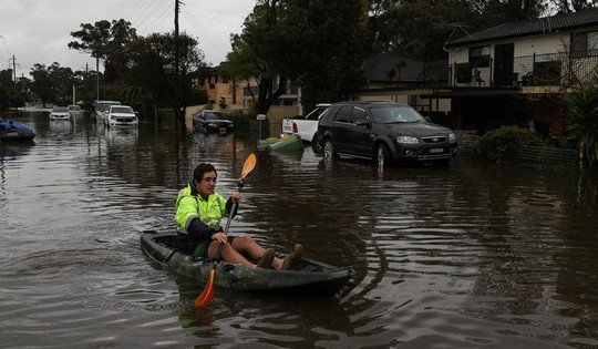 Thảm họa lũ lụt ở Úc: Xe hơi đậu trên nóc nhà, 50.000 dân sơ tán