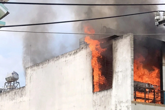 TPHCM: Cháy nhà trong hẻm, người dân ôm heo đất tháo chạy