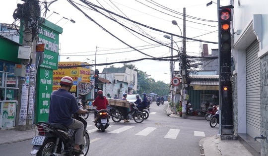 “Ngã tư bất ổn”: Xe máy lao như bay, liên tục tông nhau như phim, nay đã "lên đèn"