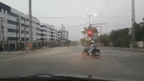 Vượt đèn đỏ, ô tô húc văng 2 người đàn ông đi xe máy xuống đường