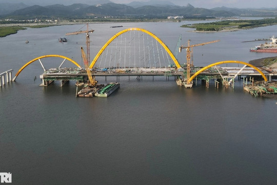 Đại công trường xây dựng cầu Cửa Lục 3 hơn 1.700 tỷ đồng ở Quảng Ninh