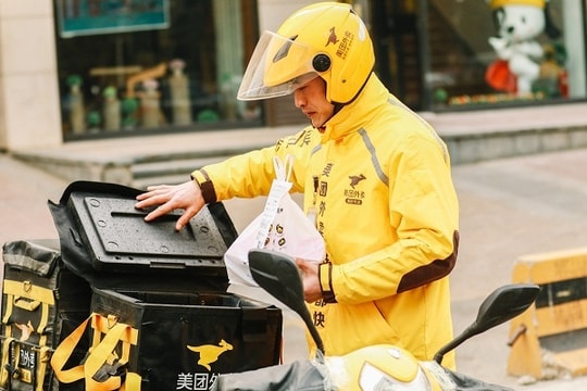 Độc chiêu lấy hàng của cư dân ở tầng 24 chung cư khi thang máy bị mất điện