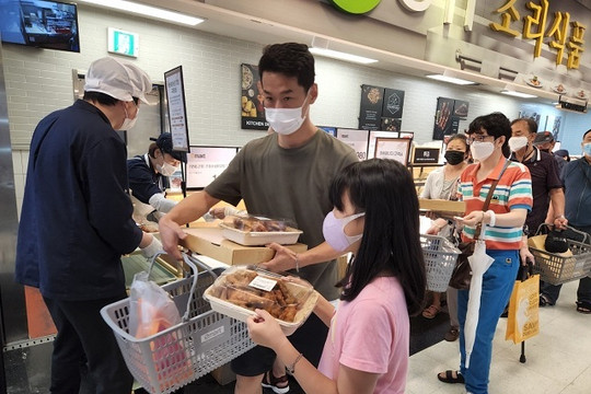 Vì sao người dân Hàn Quốc 'rồng rắn' xếp hàng chờ mua gà rán?