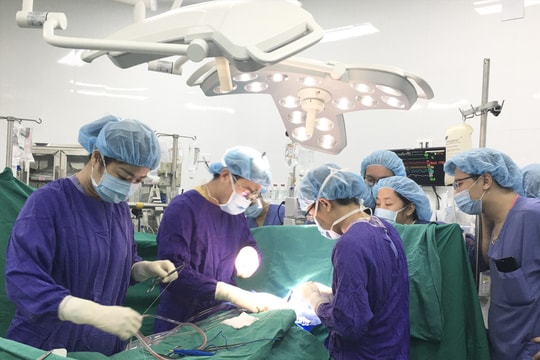 Nâng lương khởi điểm của bác sĩ lên bậc 2 vẫn không 'thấm vào đâu'